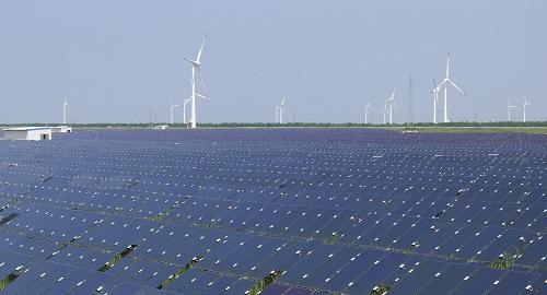 8月1日,在江苏大丰市王港南侧的黄海滩涂上,成片的光伏发电组件和耸立的风电机组交相辉映。建设在江苏大丰黄海滩涂上的总投资21亿元的中电大丰风力发电有限公司20万千瓦风力发电场项目安装风机174台,于2008年8月全部并网发电,到2011年7月累计发电7.84亿千瓦时。中电大丰光伏一期20兆瓦项目,是目前我国最大的薄膜太阳能电站,2010年12月31日正式并网发电,7个月已发电1100万千瓦时。风电光伏两个“绿色电站”交相辉映,生态环境效益十分可观。 新华社发(周古凯 摄)