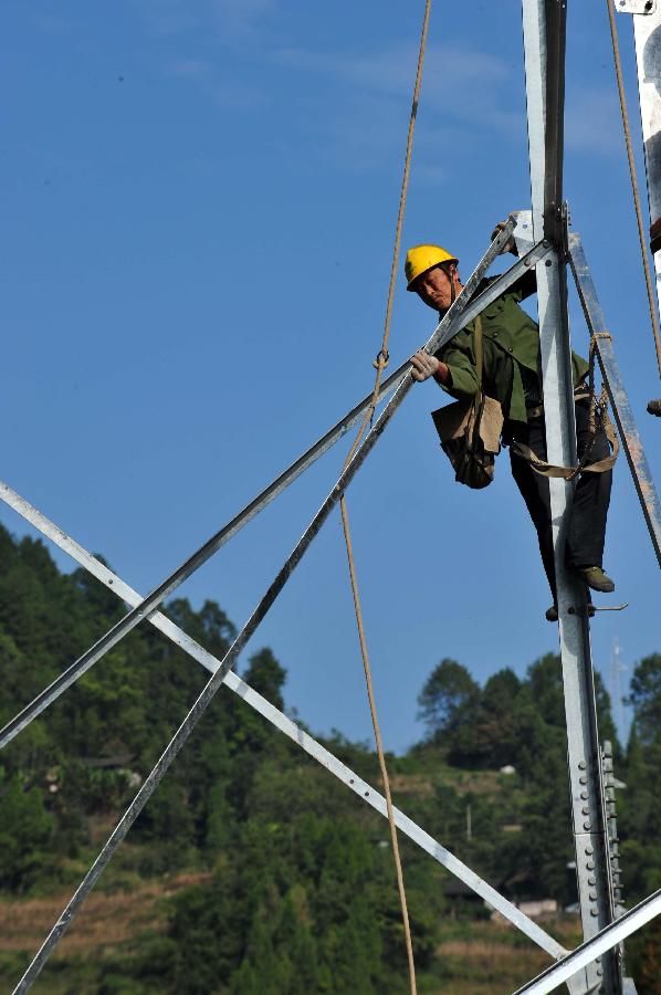 10月16日,湖北省恩施土家族苗族自治州宣恩电力公司职工在架设为图片