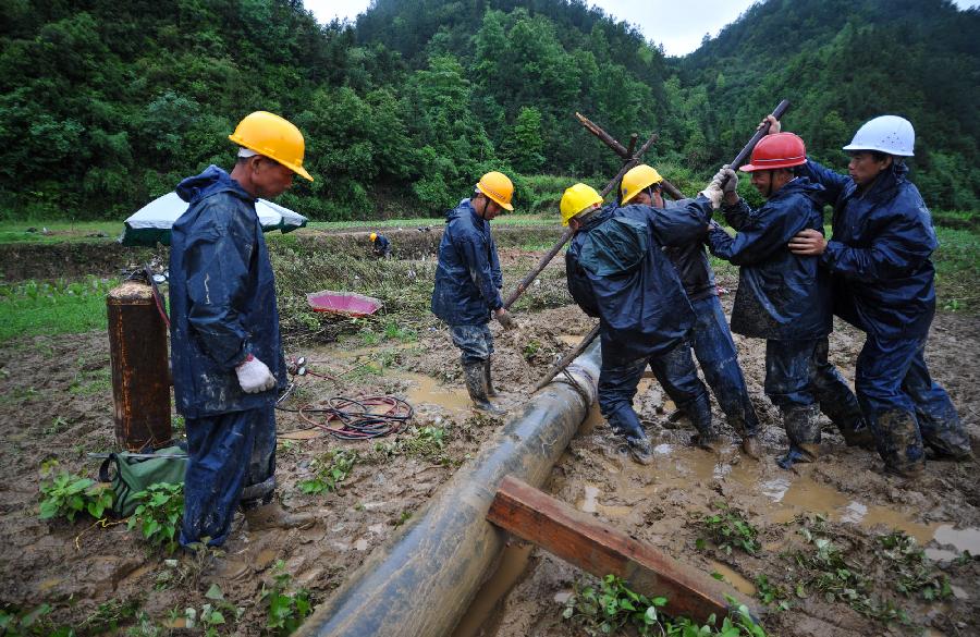 （走基层 听民声）（1）湖南平江：奋战在洪灾一线的电力卫士