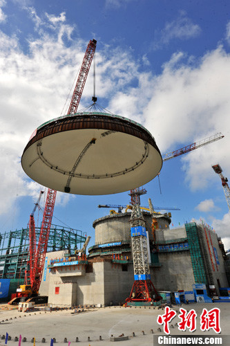 中国首个三代核电机组核岛穹顶吊装就位