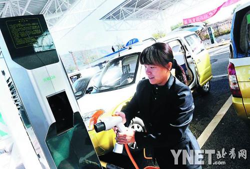 ■一辆电动出租车正在充电