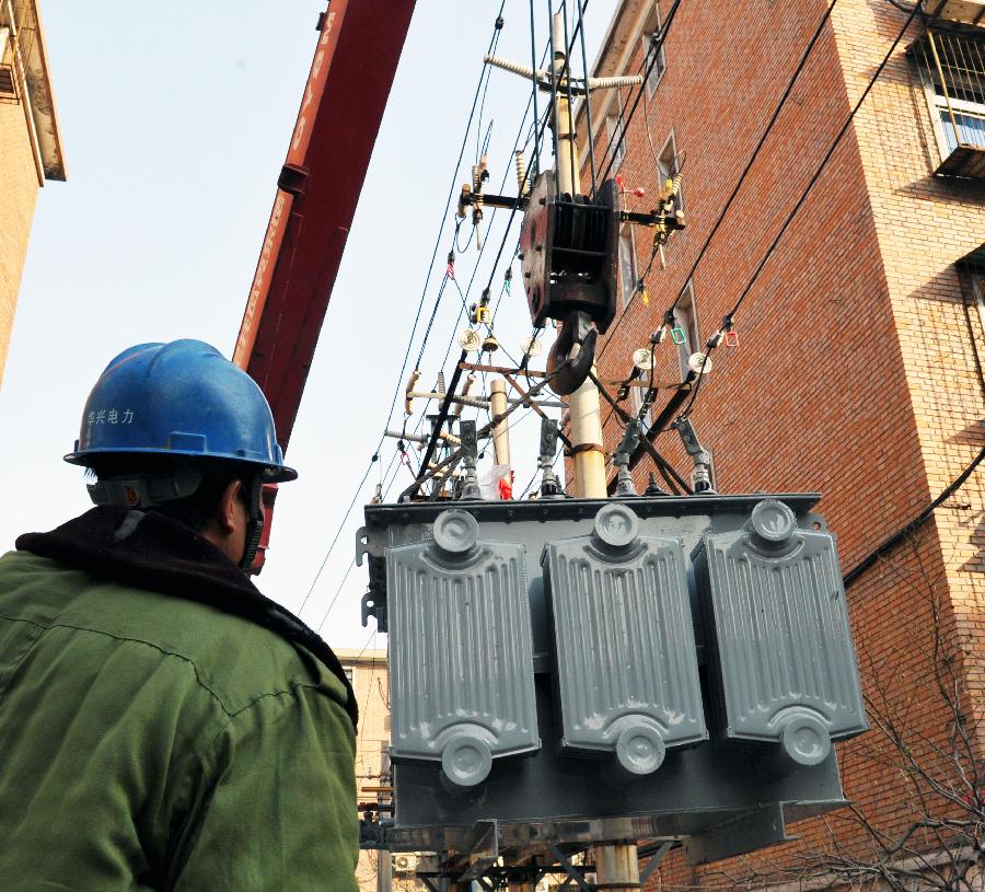 （社会）（2）天津滨海更换老旧变压器确保居民冬季用电