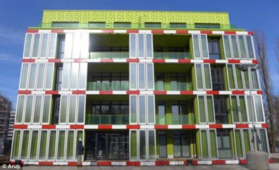西班牙工程公司Arup设计的建筑，正面镶嵌玻璃装有生物反应器，内有微藻类