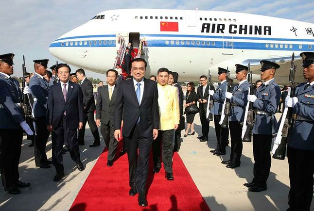 （资料图）【李克强抵达曼谷开始泰国之行】李克强总理当地时间2014年12月19日上午乘专机抵达曼谷，出席大湄公河次区域经济合作领导人第五次会议。李克强表示，期待同与会各方就深化区域经贸合作、创新产业合作模式等深入交换意见，共同推动构建开放包容合作的经济格局，建立互利共赢的次区域发展伙伴关系。