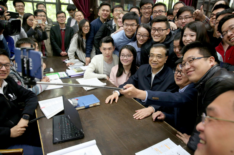 15日，李克强来到清华大学考察，这是李克强与清华大学学生合影。
