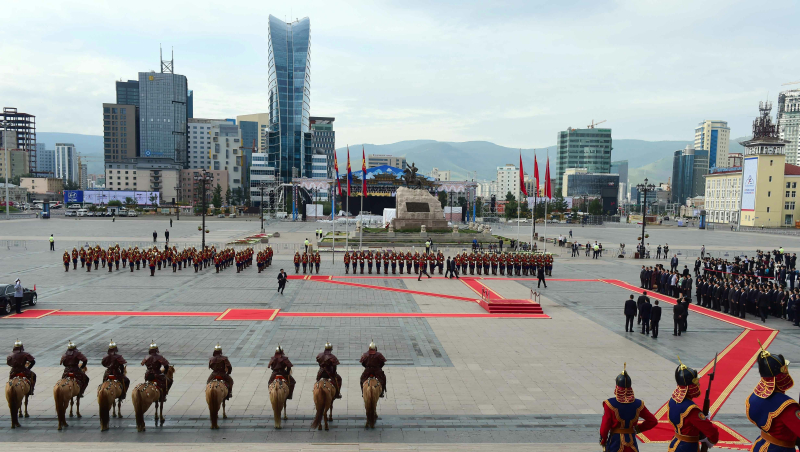 （蒙古国总理额尔登巴特在乌兰巴托成吉思汗广场为李克强总理举行隆重欢迎仪式。）