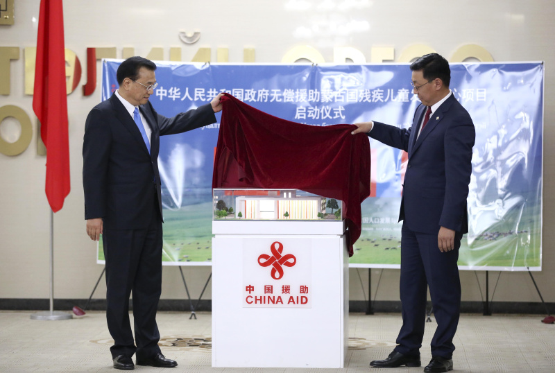 （李克强总理与额尔登巴特总理共同出席中国帮助蒙古国建设的残疾儿童发展中心项目启动仪式。）