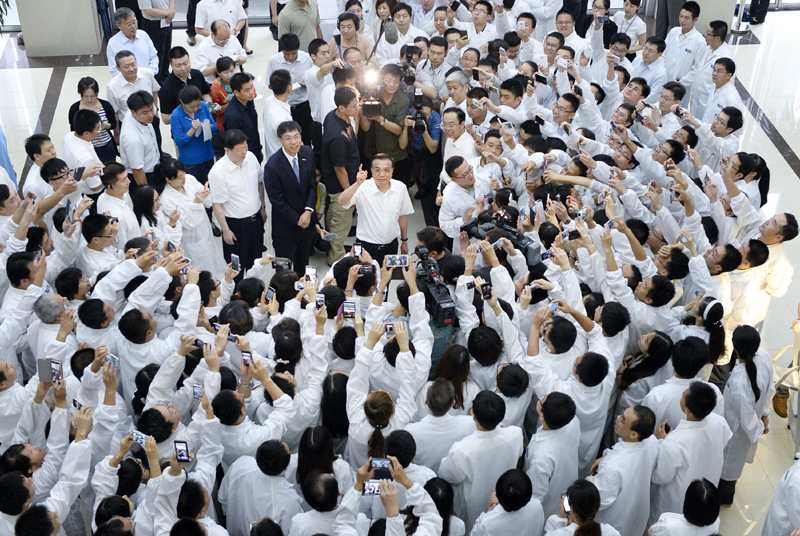 自2015年敦促有关部门提速降费以来，李克强就一直“盯”着这件事不放。当天常务会上，李克强说，经过近年来的快速发展，中国互联网的普及量、消费升级的速度已经和发达国家站在了同一起跑线上，在某些领域甚至还取得了一定优势。