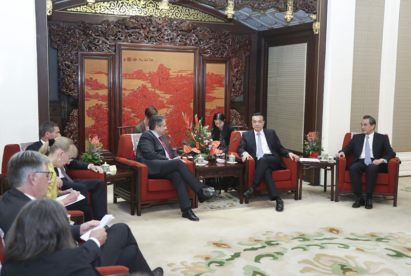 5月24日，国务院总理李克强在北京中南海紫光阁会见来华出席中德高级别人文交流对话机制首次会议的德国副总理兼外交部长加布里尔。