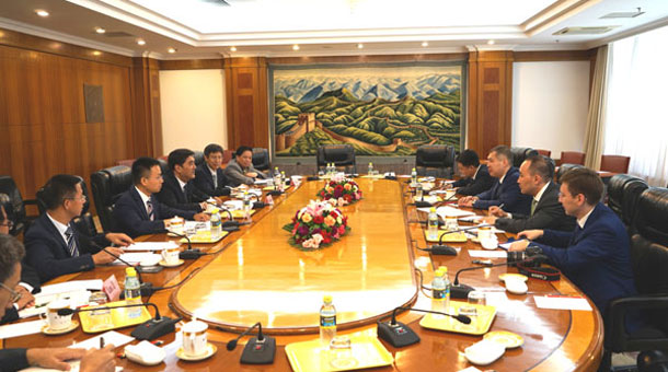 努尔•白克力会见哈萨克斯坦驻华大使