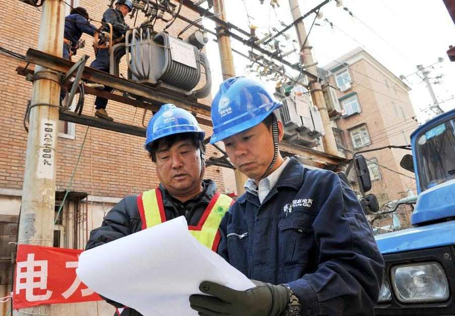 天津滨海更换老旧变压器确保居民冬季用电