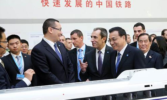 李克强与中东欧国家领导人共同参观中国铁路等基础设施及装备制造展