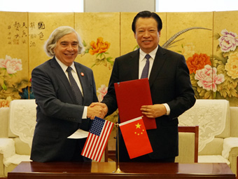 吴新雄会见美国能源部部长莫尼兹