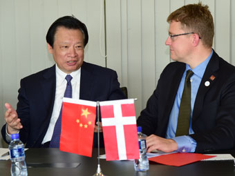 吴新雄与丹麦能源大臣举行双边会见并共同主持圆桌会议