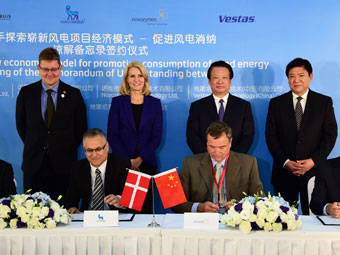 吴新雄陪同丹麦首相参观天津维斯塔斯工厂并见证风电项目签约