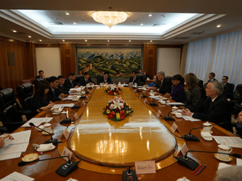 努尔•白克力会见美国总统贸易代表团一行