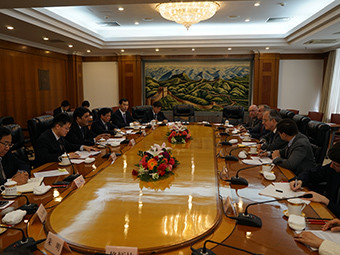努尔•白克力会见法国驻华大使