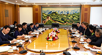 努尔•白克力会见苏伊士环能集团副主席兼总裁