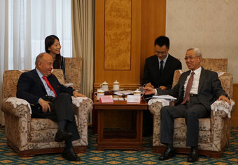 张玉清会见拉美开发银行行长