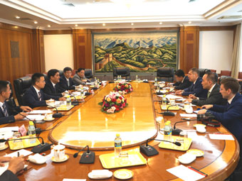 努尔•白克力会见哈萨克斯坦驻华大使