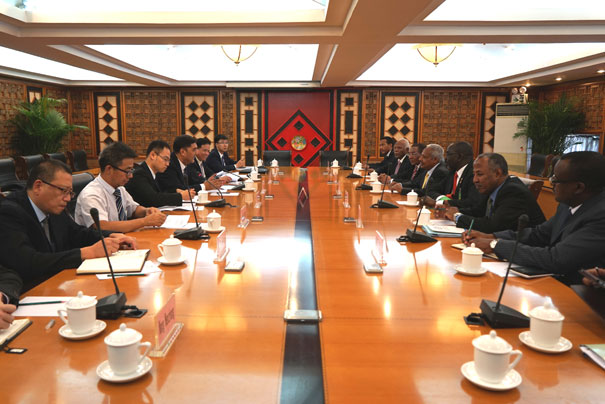 努尔·白克力会见苏丹财政与国民经济部长一行