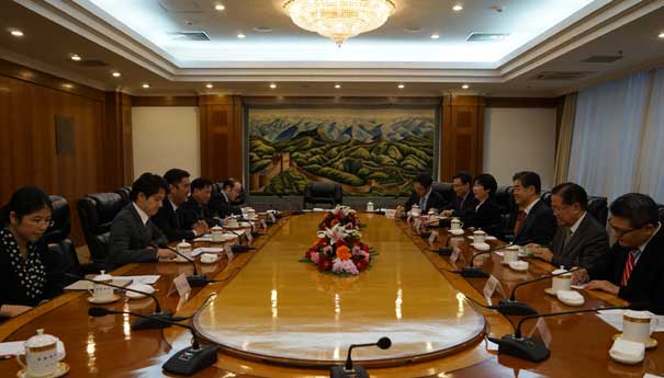 努尔·白克力会见世界能源理事会共同主席