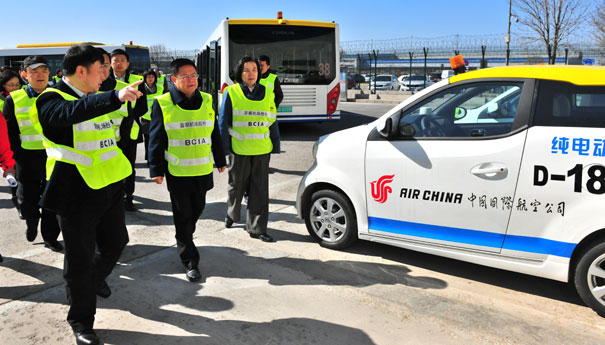 郑栅洁在北京调研机场充电基础设施建设运营情况