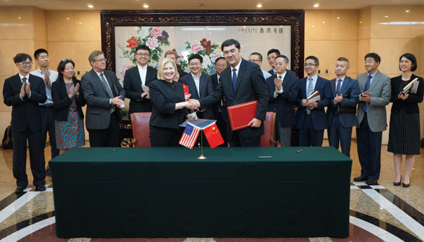 努尔·白克力会见美国贸易发展署署长