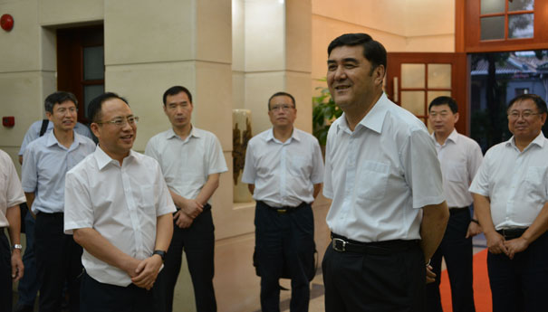 努尔·白克力看望慰问南方能源监管局干部职工