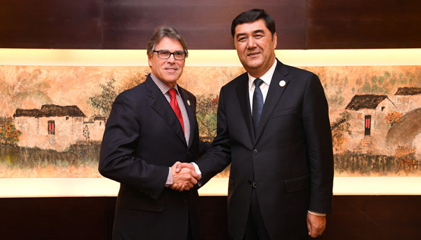 努尔·白克力会见多国能源主管部门负责人