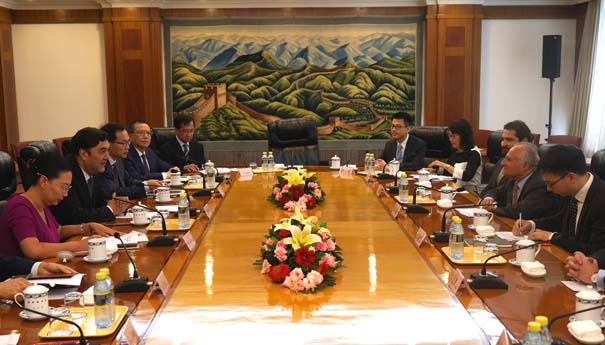 努尔·白克力会见香港中电集团董事局主席