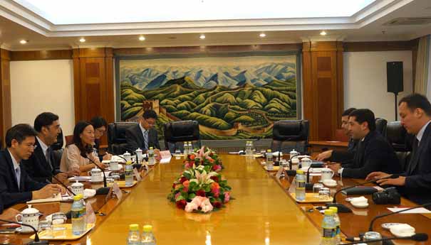 努尔·白克力会见乌兹别克斯坦驻华大使
